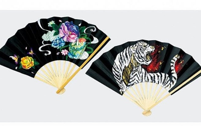 黒い花柄のプラスチック扇子 黒扇子お祭り扇子｜縁日お祭り用品のお祭りフェア